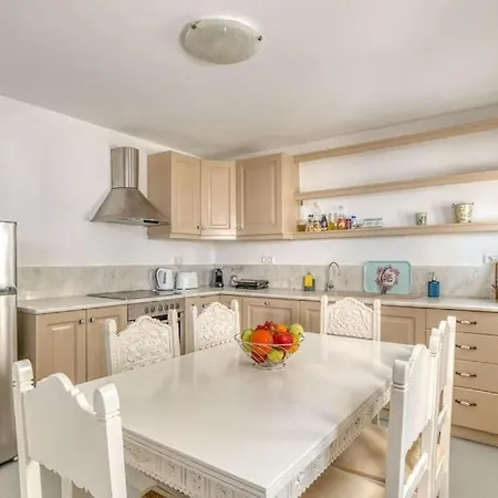 Villa Asterias - Cycladic House Close To The Ampelas